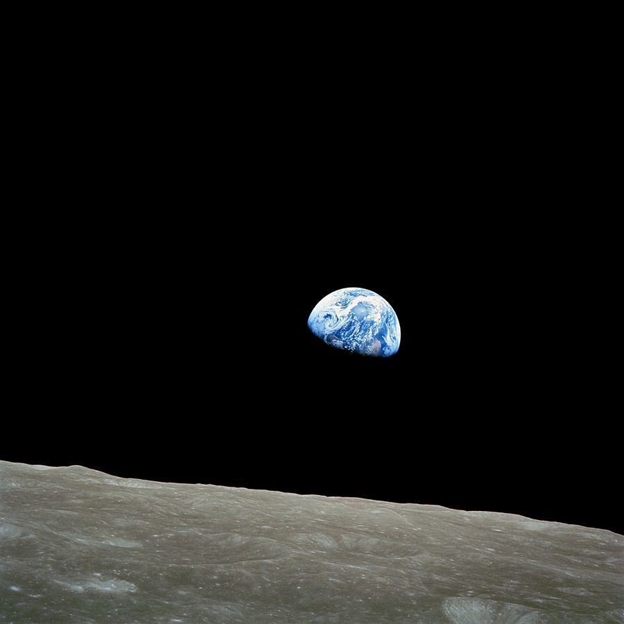 «Earthrise», Bill Anders, Apollo 8, aufgenommen am Vorweihnachtstag 1968, bei der 4. Umrundung des Erdsatellits anlässlich der ersten Reise von Menschen zum Mond.