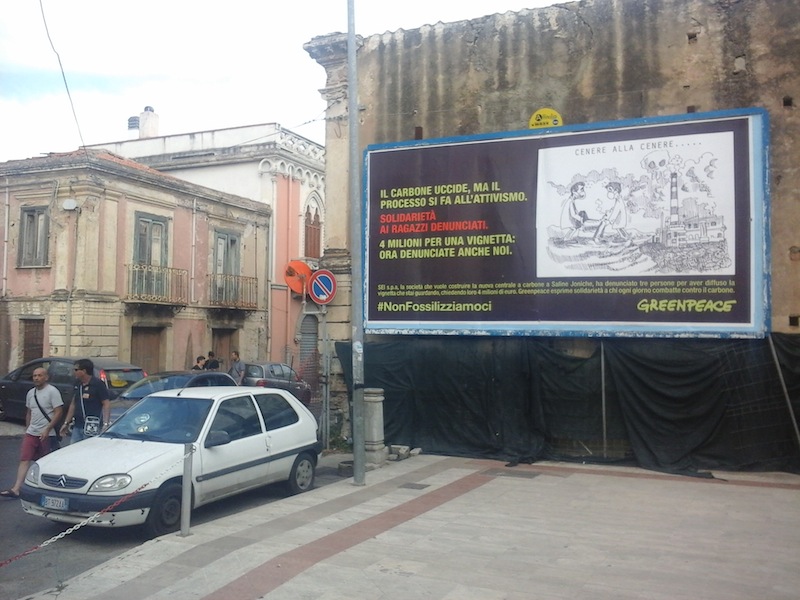 Greenpeace Plakat in Reggio Calabria repliziert eine der Darstellungen, wegen der SEI/Repower gegen die Aktivisten klagte. "Jetzt klagt auch uns an."